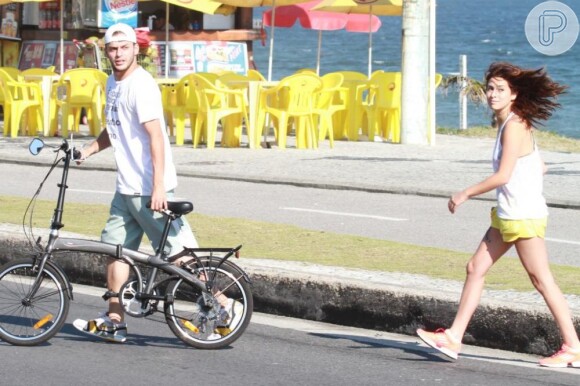 Fernanda Paes Leme e Bruno Martins são flagrados em praia do Rio de Janeiro