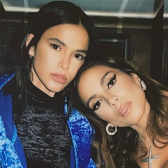 Anitta e Bruna Marquezine se encontram em Semana de Moda de Paris