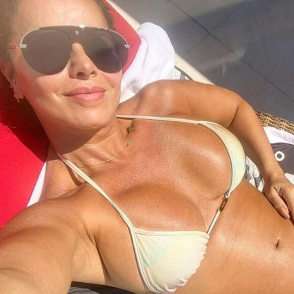 Viviane Araújo, grávida de três meses do primeiro filho, exibe barriga ao tomar sol de biquíni