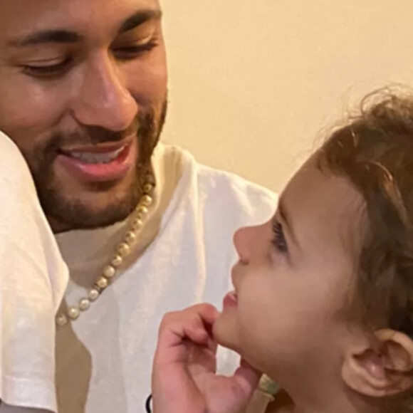 Carol Dantas mostrou o filho caçula encantado com Neymar