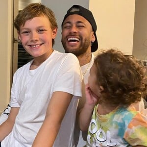 Neymar posou com filho, Davi Lucca, e Valentin, caçula da influencer