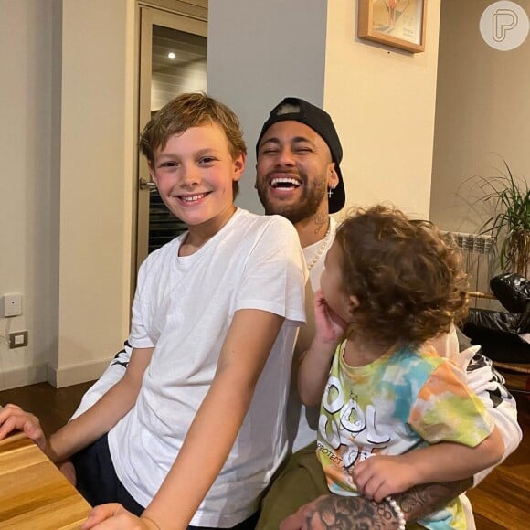 Neymar posou com filho, Davi Lucca, e Valentin, caçula da influencer