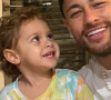 Carol Dantas mostrou o filho Valentin babando por Neymar Jr. em cliques