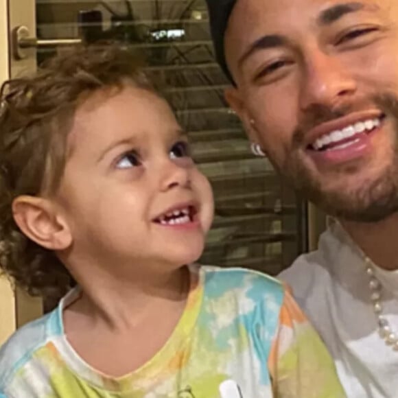 Carol Dantas mostrou o filho Valentin babando por Neymar Jr. em cliques