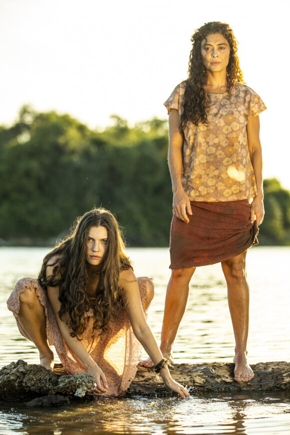 Novela 'Pantanal': Juliana Paes interpreta Maria Marruá, mãe de Juma (Alanis Guillen), e sua personagem estava grávida quando realizou as cenas boiando na água