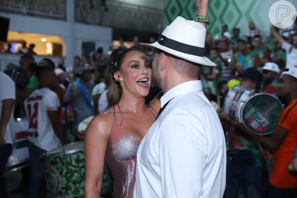 Diogo Nogueira acompanhou a namorada, Paolla Oliveira, em ensaio de Carnaval