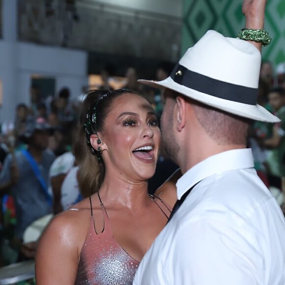 Diogo Nogueira acompanhou a namorada, Paolla Oliveira, em ensaio de Carnaval