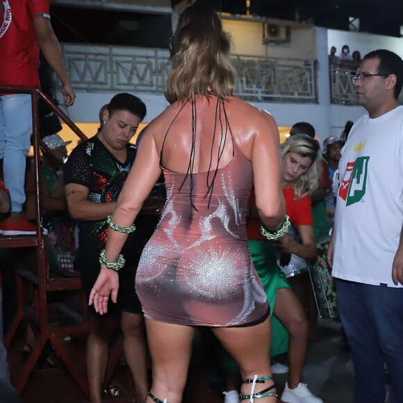 Paolla Oliveira mostrou samba no pé na quadra da escola em Duque de Caxias, na Baixada Fluminense