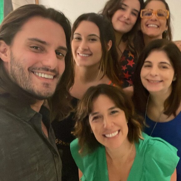 Hugo Bonemer, Beatriz e Laura posam com Natasha Dantas no aniversário da fisioterapeuta