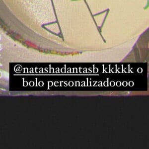 Aniversário de Natasha Dantas: bolo personalizado chamou atenção em festa