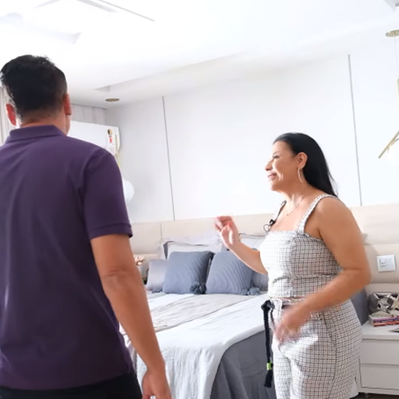 Quarto de Marília Mendonça foi exibido pela mãe, Ruth Moreira, em entrevista ao jornalista Leo Dias