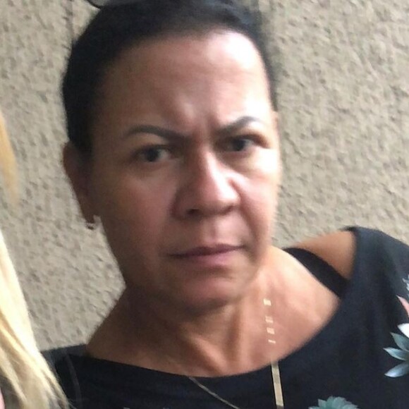 Mãe de Marília Mendonça exibiu com detalhes o closet da filha, com diversas figurinos de shows