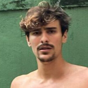 Bruno Montaleone chegou a causar nas redes sociais essa semana ao aparecer de sunga em foto completamente molhado