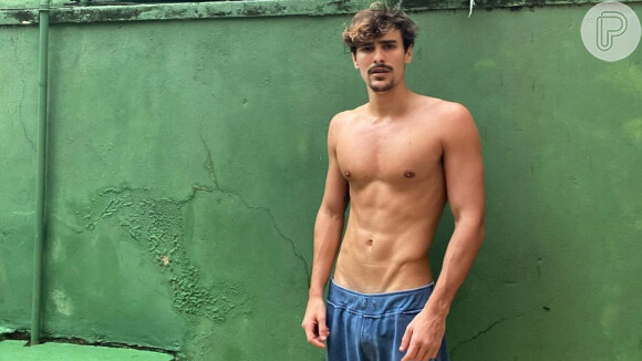 Bruno Montaleone chegou a causar nas redes sociais essa semana ao aparecer de sunga em foto completamente molhado