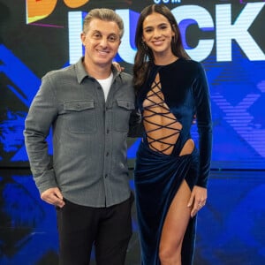 Bruna Marquezine foi convidada por Luciano Huck para o quadro 'Acredite em Quem Quiser', do 'Domingão'