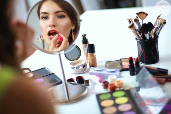 Para evitar que a maquiagem atrapalhe a saúde ocular, reserve um tempo em sua rotina para fazê-la