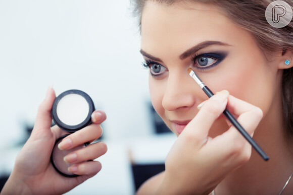 Sabia que a maquiagem aplicada incorretamente nos olhos pode trazer prejuízos e inflamações à região?