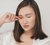 Irritações nos olhos podem aparecer por conta do uso de maquiagem vencida ou imprópria para o uso.