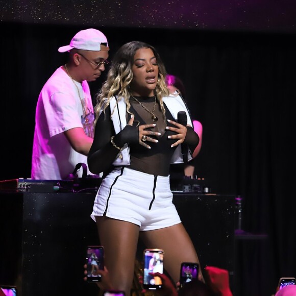Ludmilla apresentou grandes sucessos e os novos hits em festa de lançamento
