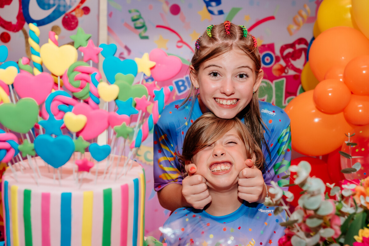 Foto: Lorena Queiroz em foto com o irmão mais novo em sua festa de 11