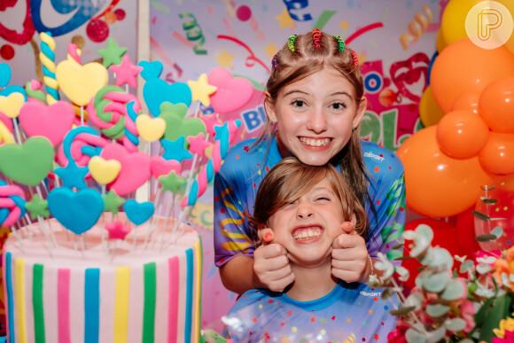 Lorena Queiroz em foto com o irmão mais novo em sua festa de 11 anos