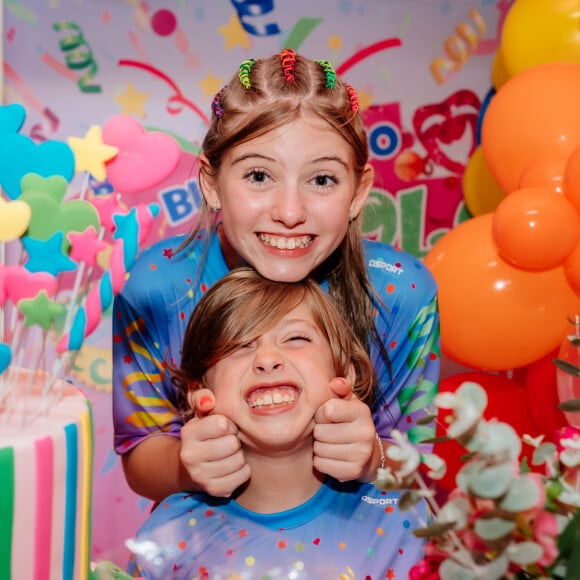 Lorena Queiroz em foto com o irmão mais novo em sua festa de 11 anos