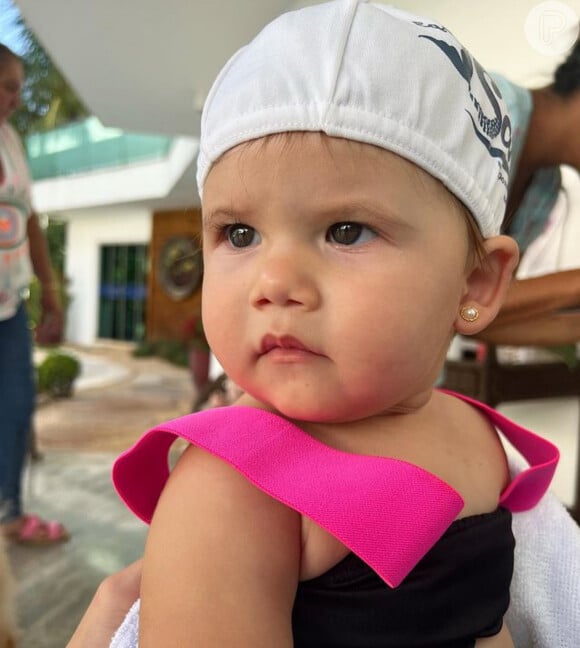 Virgínia Fonseca tem a ajuda da mãe, Margareth Serrão, na hora de lidar com a ânsia da filha ao comer morango
