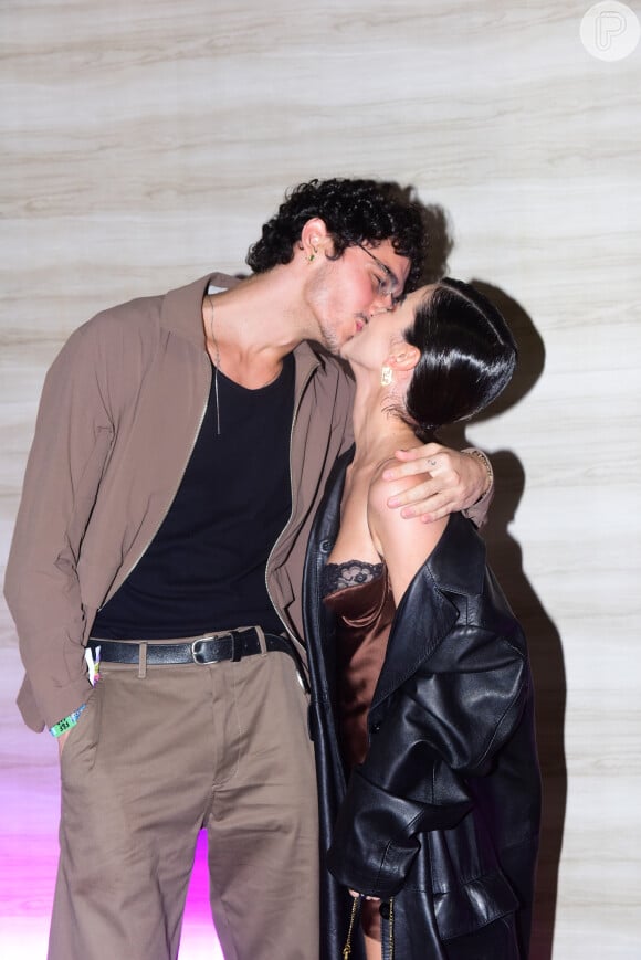 Manu Gavassi e Jullio Reis se beijaram no Lollapalooza