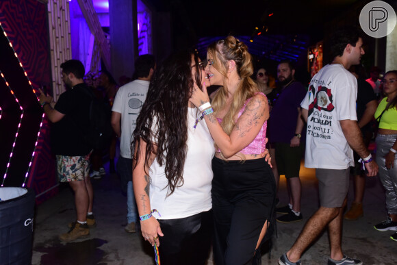 O casal Marcela McGowan e Luiza trocaram beijo no Lollapalooza