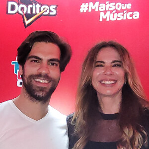 Luciana Gimenez e o namorado, Renato Breia, passaram por área VIP do Lollapalooza