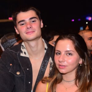 Filho de Fábio Assunção, João posou com a namorada, Giovanna Vieira, no 2º dia do Lollapalooza