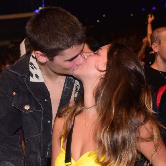 Filho de Fábio Assunção, João deu beijo na namorada, Giovanna Vieira, no 2º dia do Lollapalooza