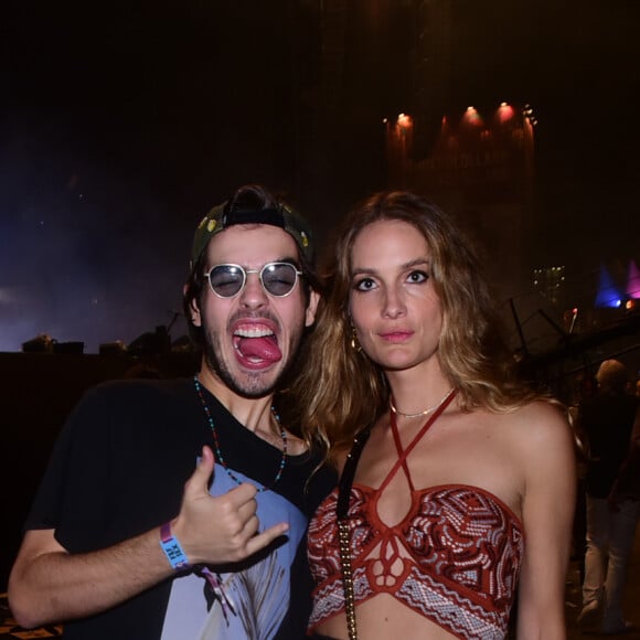 Filho de Faustão, João Guilherme Silva posou com a namorada, a modelo Schynaider Moura, no Lollapalooza