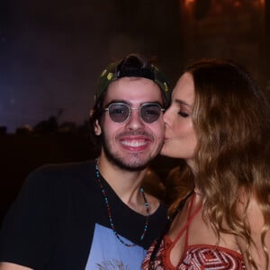 Filho de Faustão, João Guilherme Silva ganhou beijo da namorada, a modelo Schynaider Moura, no Lollapalooza