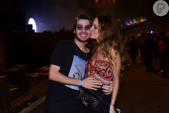 Filho de Faustão, João Guilherme Silva ganhou beijo da namorada, a modelo Schynaider Moura, no Lollapalooza