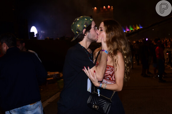 Filho de Faustão, João Guilherme Silva deu beijo na namorada, a modelo Schynaider Moura, no Lollapalooza