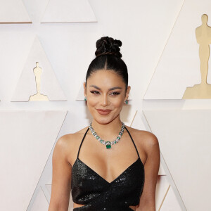 Oscar 2022: Vanessa Hudgens alia vestido preto de paetês a joias com esmeraldas.