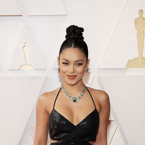 Oscar 2022: Vanessa Hudgens alia vestido preto de paetês a joias com esmeraldas.