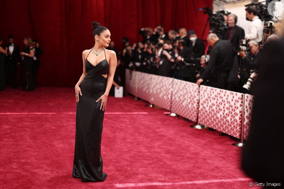 Oscar 2022: Vanessa Hudgens usa vestido com recortes na cintura e joias