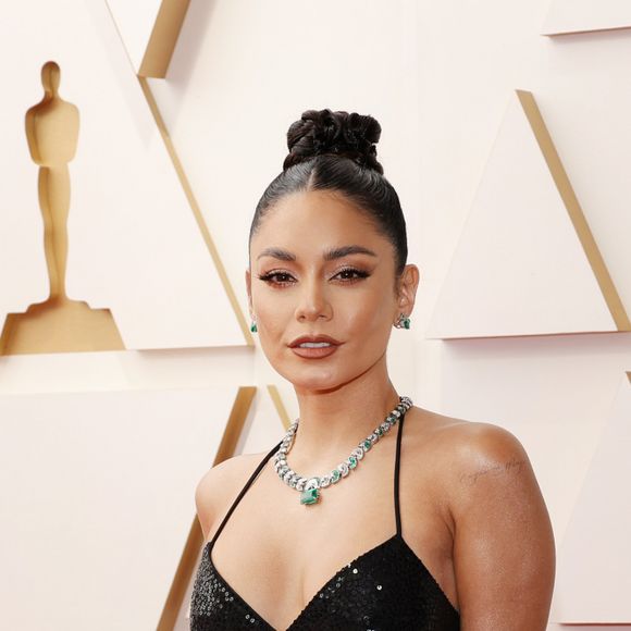 O look de Vanessa Hudgens para o Oscar 2022 foi uma peça Michael Kors feita sob medida
