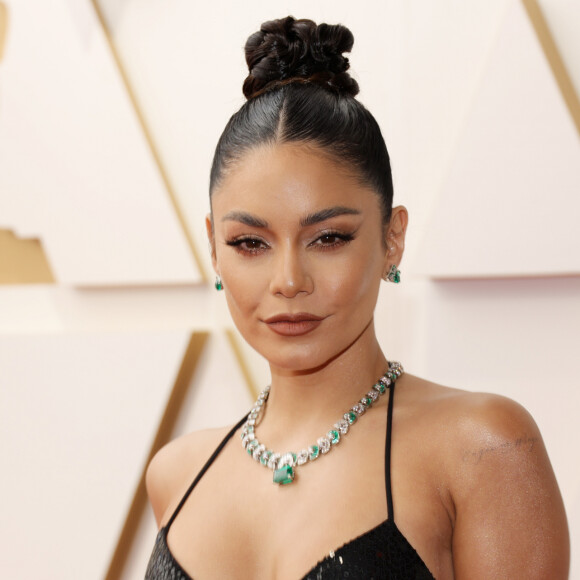 Joias de Vanessa Hudgens no tapete vermelho tinham diamantes e esmeraldas