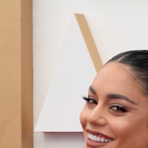 Penteados do Oscar 2022: Vanessa Hudgens escolhe coque alto e estilizado