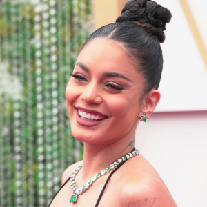 Make de Vanessa Hudgens no Oscar privilegiava tons suaves e terrosos