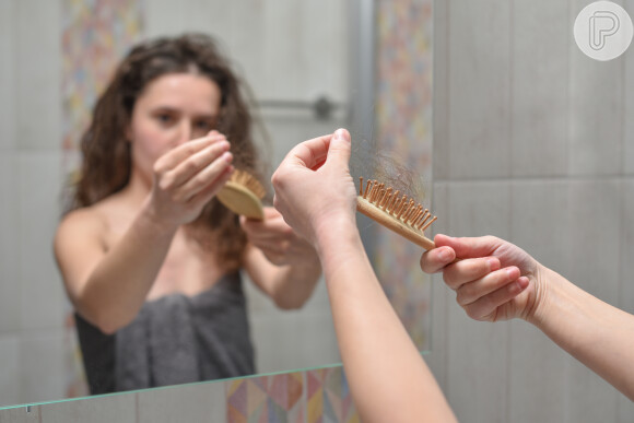 Queda de cabelo em excesso pode ser alerta sobre alopercia, aponta especialista
