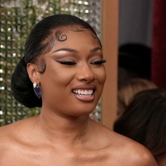 No Oscar 2022: Megan Thee Stallion apostou em um make monocromática em tons de marrom