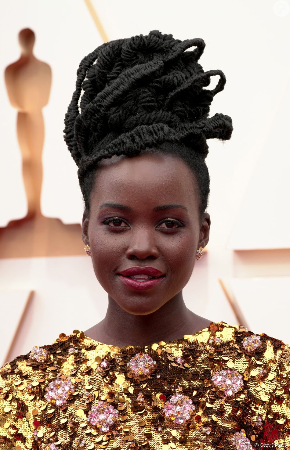 Oscar 2022: maquiagem de Lupita Nyong'o aliava pele glow + batom vermelho terroso