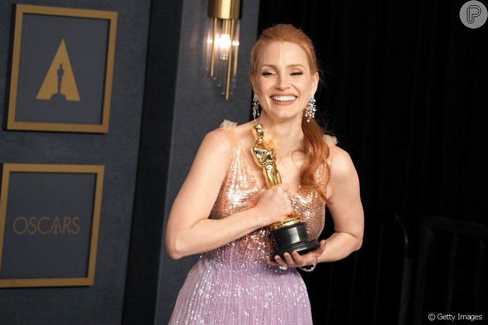 Jessica Chastain investiu em uma make monocromática em tons de pêssego nos olhos, bochechas e lábios