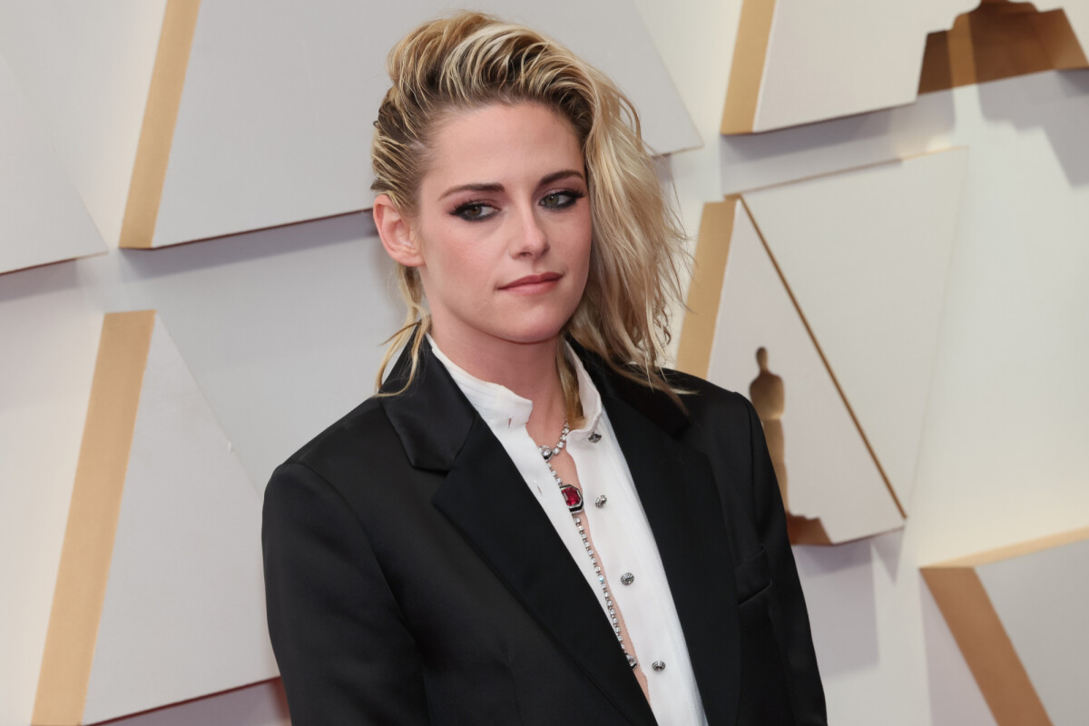 Foto Oscar 2022 Kristen Stewart focou sua maquiagem nos olhos com uma pegada rocker Purepeople