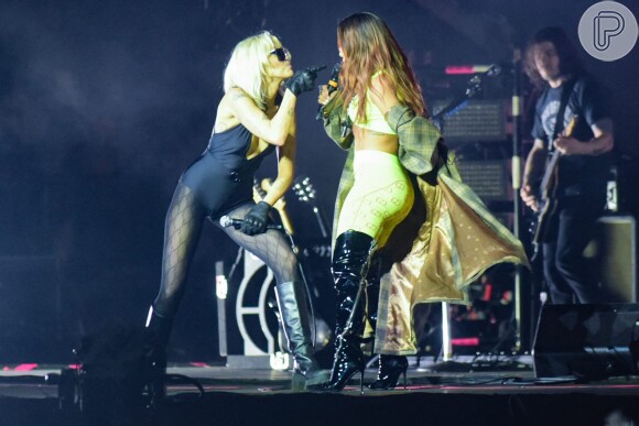 Anitta irá aos EUA por causa da agenda de shows e compromissos, embora tenha cantado com Miley Cyrus no Lollapalooza
