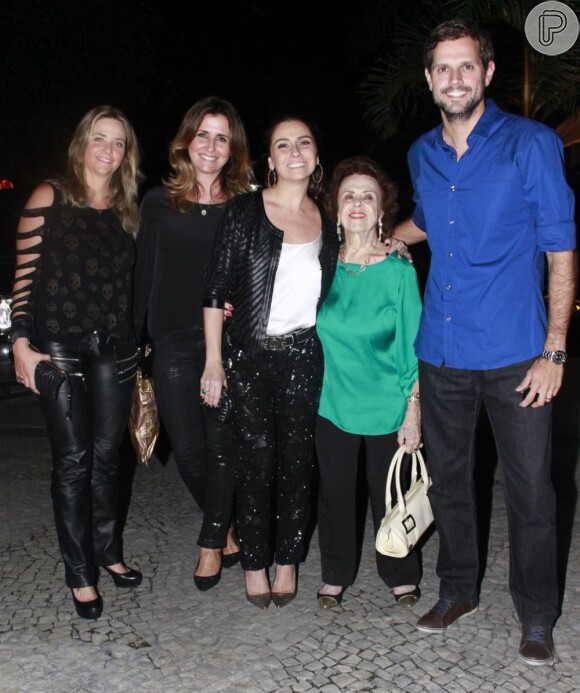 Giovanna Antonelli posa ao lado de sua família